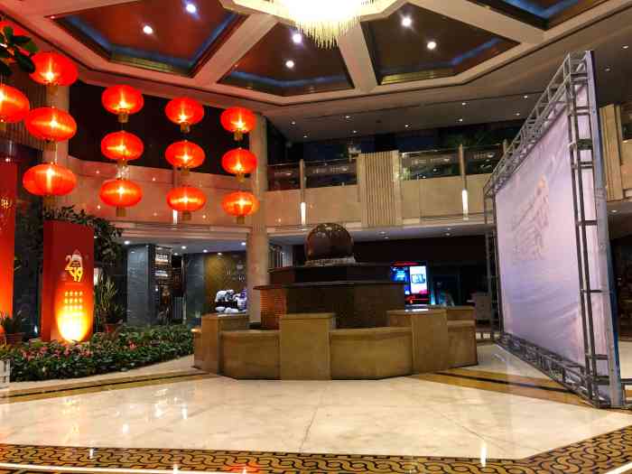 临沂陶然居大酒店-"这个酒店太老了,房间的壁纸都烂了一股下水.