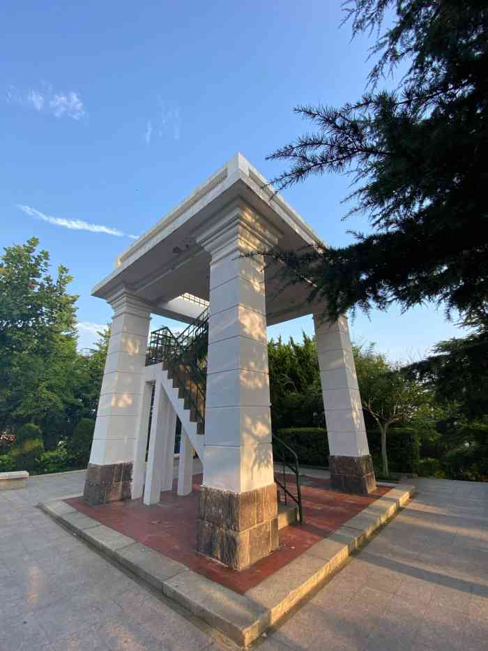观海山公园-"一定要到白色台子上看周围景色,才是最好看.