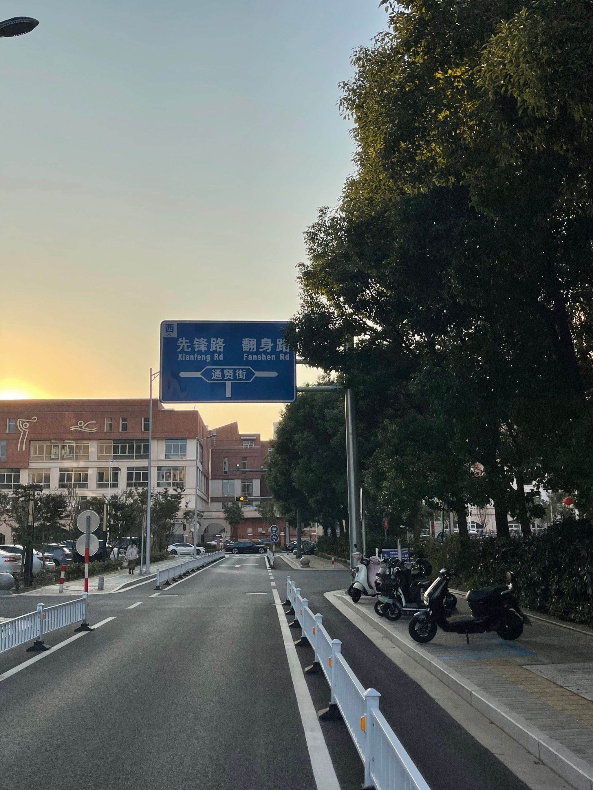 一条路,
遇到不顺,来这里走一圈吧,
希望每个有梦想的人都能翻身