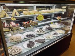面包甜点陈列柜-蜂蝶来饼店(拱北总店)