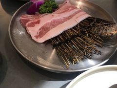 -围炉肉舍•炭烤活鳗•丹东海鲜烤肉(步行街店)