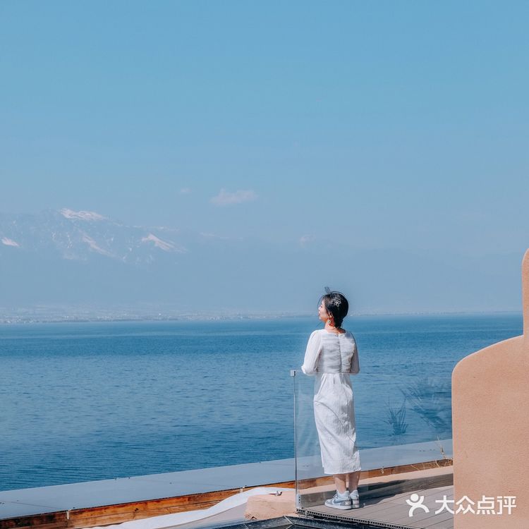 悬崖海景尽收眼底,大理浪漫约会餐厅