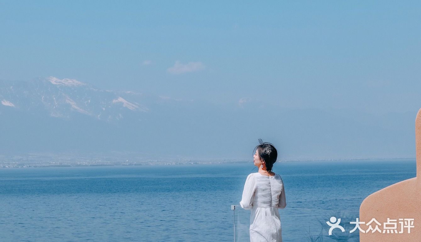 悬崖海景尽收眼底，大理浪漫约会餐厅