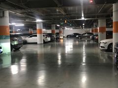 -蓝色港湾停车场