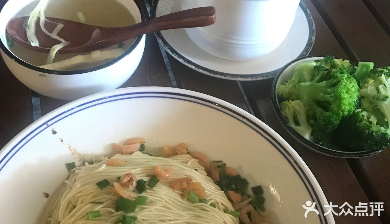 不腻，猪手入口即化，汤汁里满满的胶原蛋白