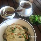 不腻，猪手入口即化，汤汁里满满的胶原蛋白