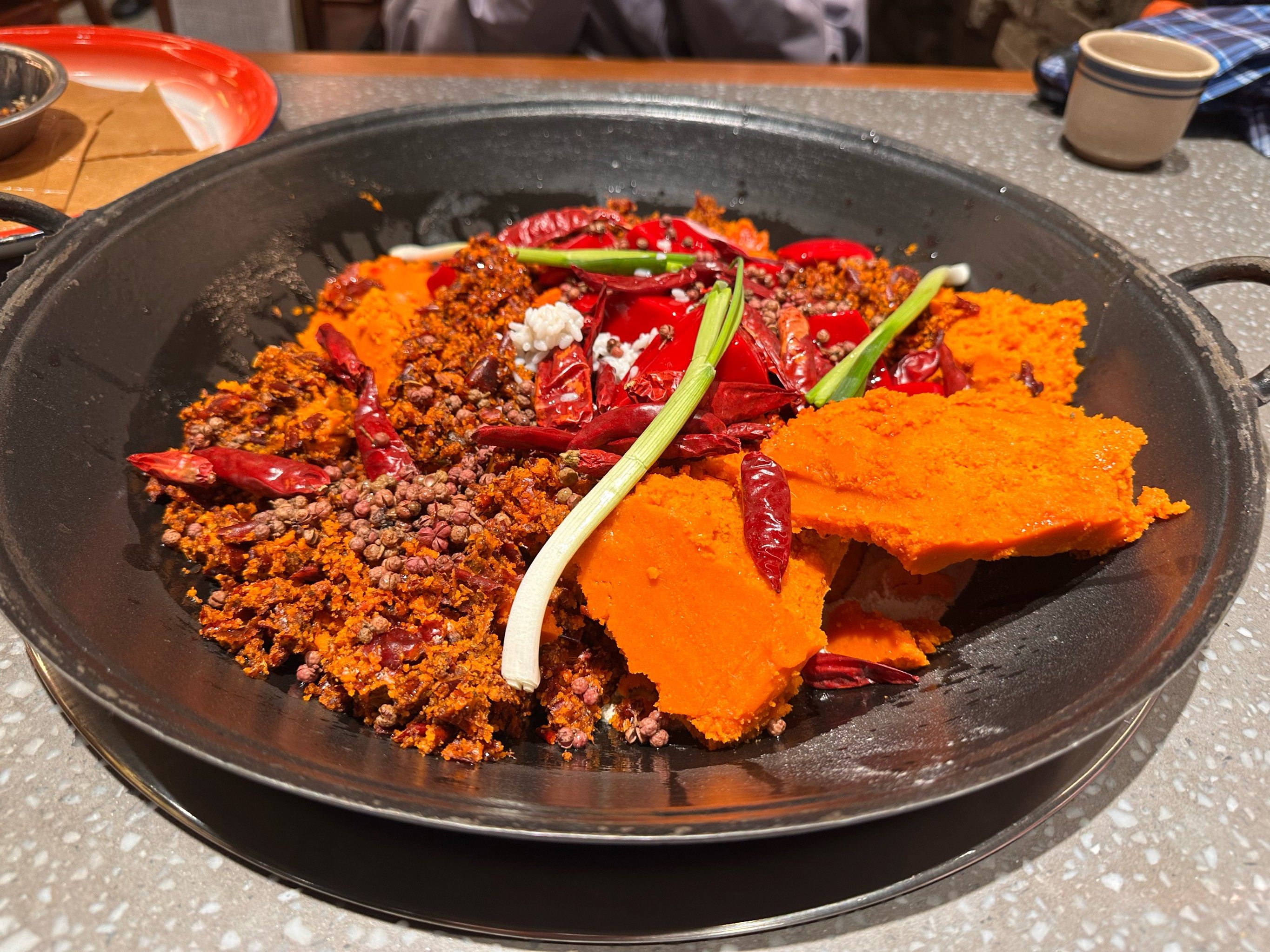 这家火锅店的服务和菜品口味都让人满意.从