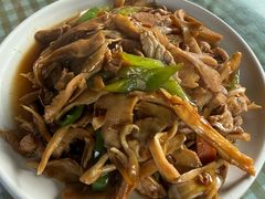 肉丝炒栗蘑-天源渔港农庄