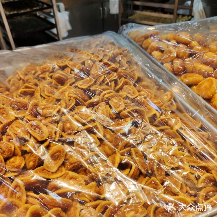 海珠堑口春节前夜晚奇观!排队6小时只为花生酥