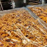 海珠堑口春节前夜晚奇观！排队6小时只为花生酥