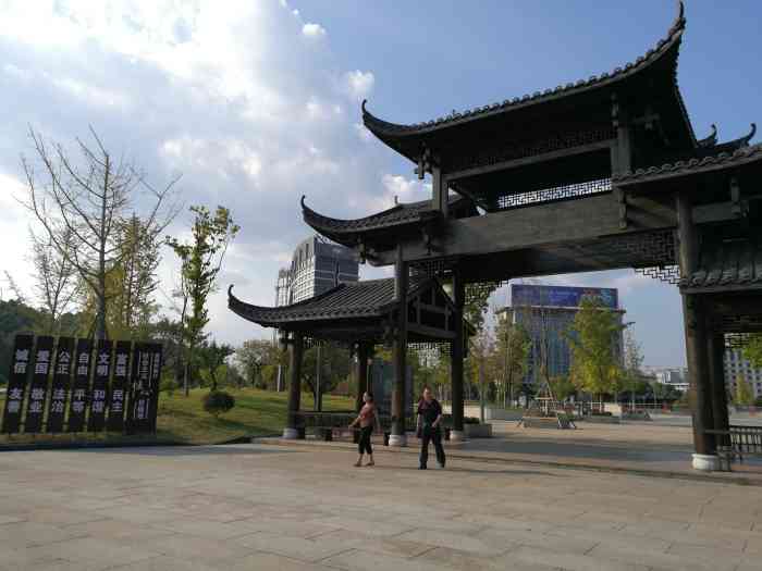 张家界市民广场-"第一次来到有些土家风格建筑门脸的公园,提.