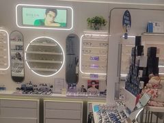 -目上眼镜·蔡司依视路授权(青浦宝龙店)