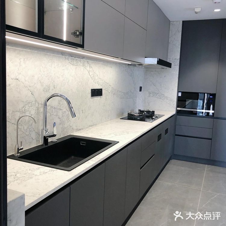 窗台、窗边也全部采用石英石上墙