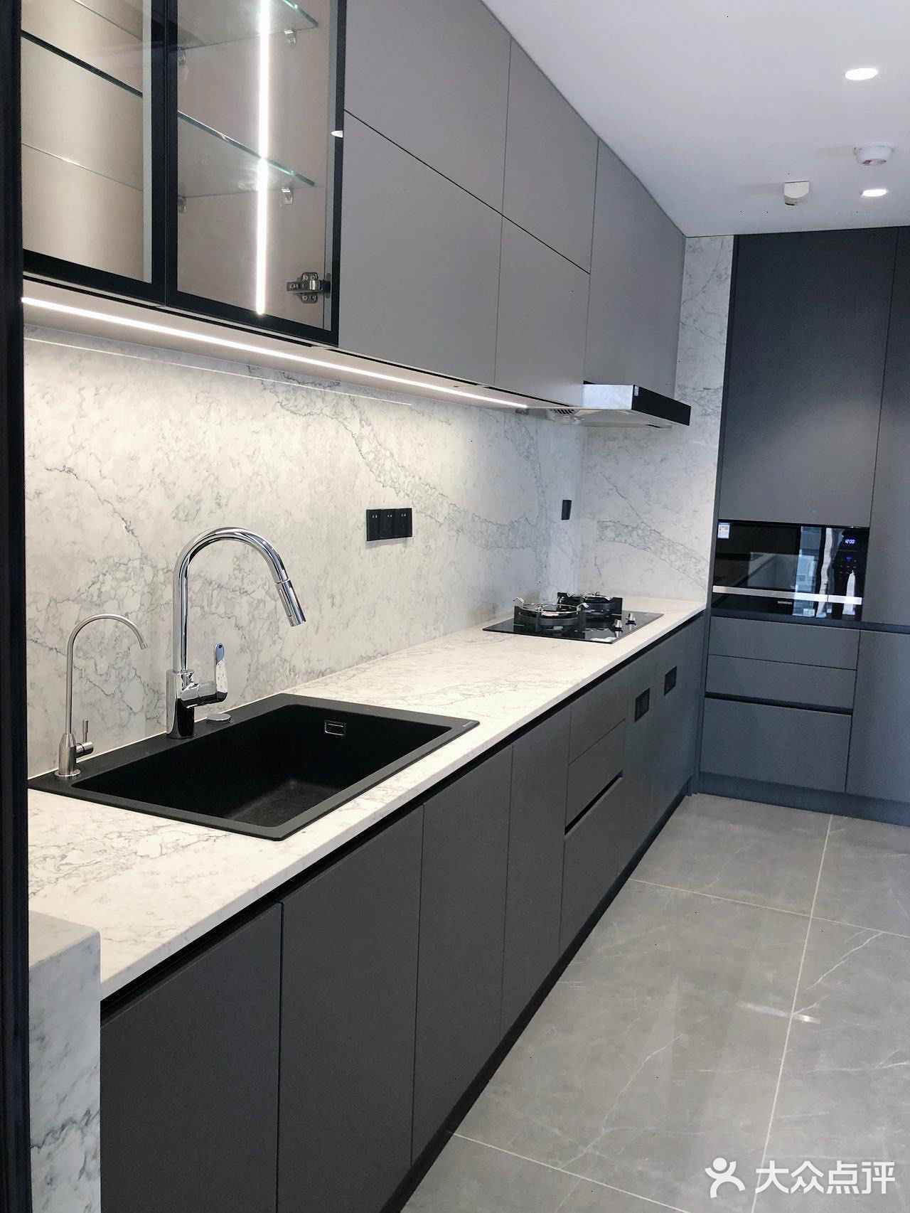 窗台、窗边也全部采用石英石上墙