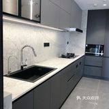 窗台、窗边也全部采用石英石上墙