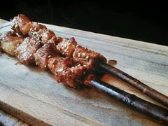 红柳羊肉串-阿里家·新疆烤肉酒場 by MIG