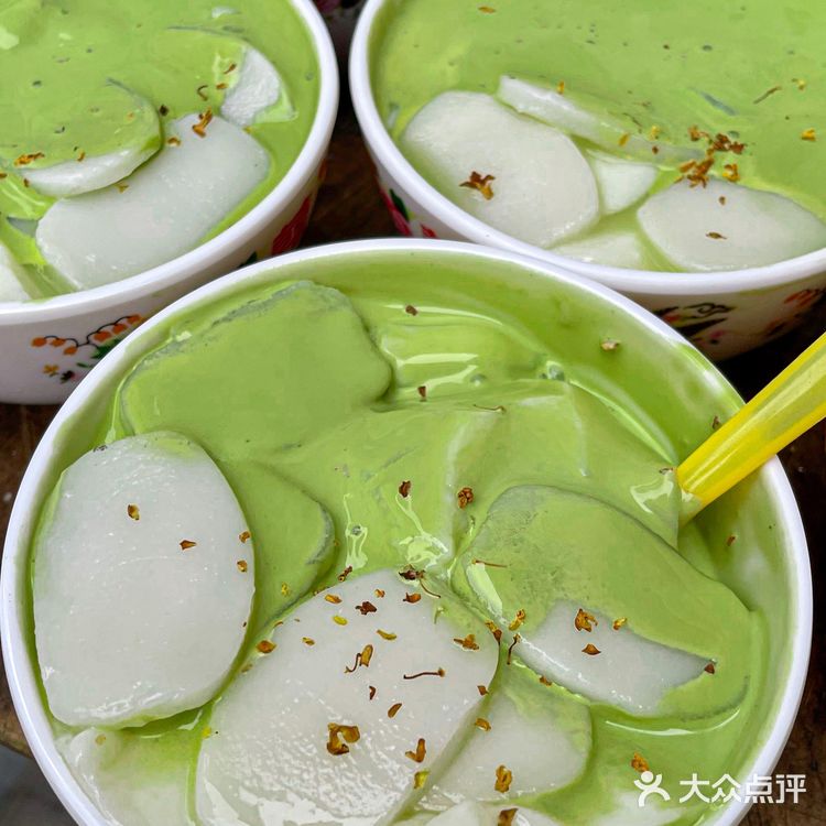 在洪崖洞！！重庆也有熊猫竹筒奶茶了！！