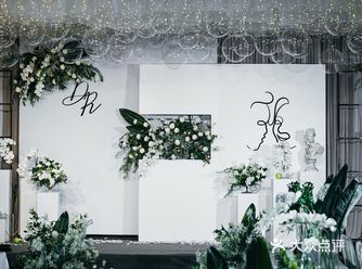 以沉稳低调的小清新为婚礼色主题，不张扬也不艳丽独有一