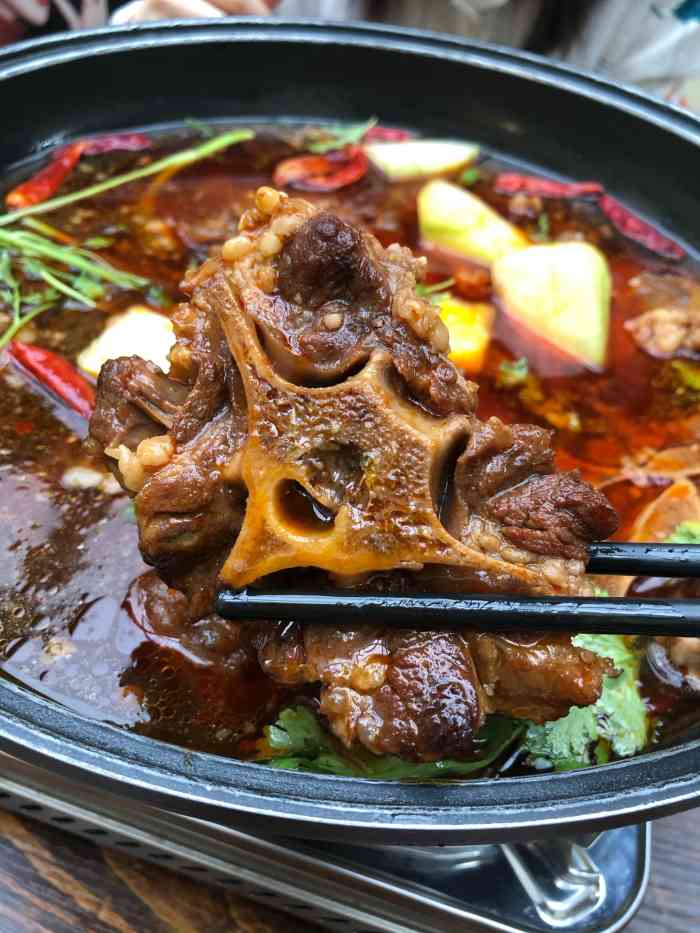 别来无恙私房牛尾火锅-"店里主打牛尾锅,这一锅只是上桌都足够惊艳.