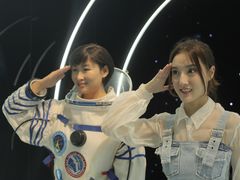 -厦门帷幕开啦红地毯蜡像艺术馆