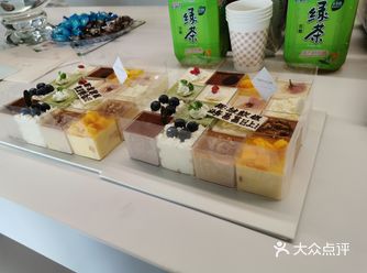 办公室搞年会买的小蛋糕，有很多口味也方便每个人拿