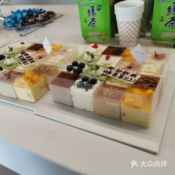 办公室搞年会买的小蛋糕，有很多口味也方便每个人拿