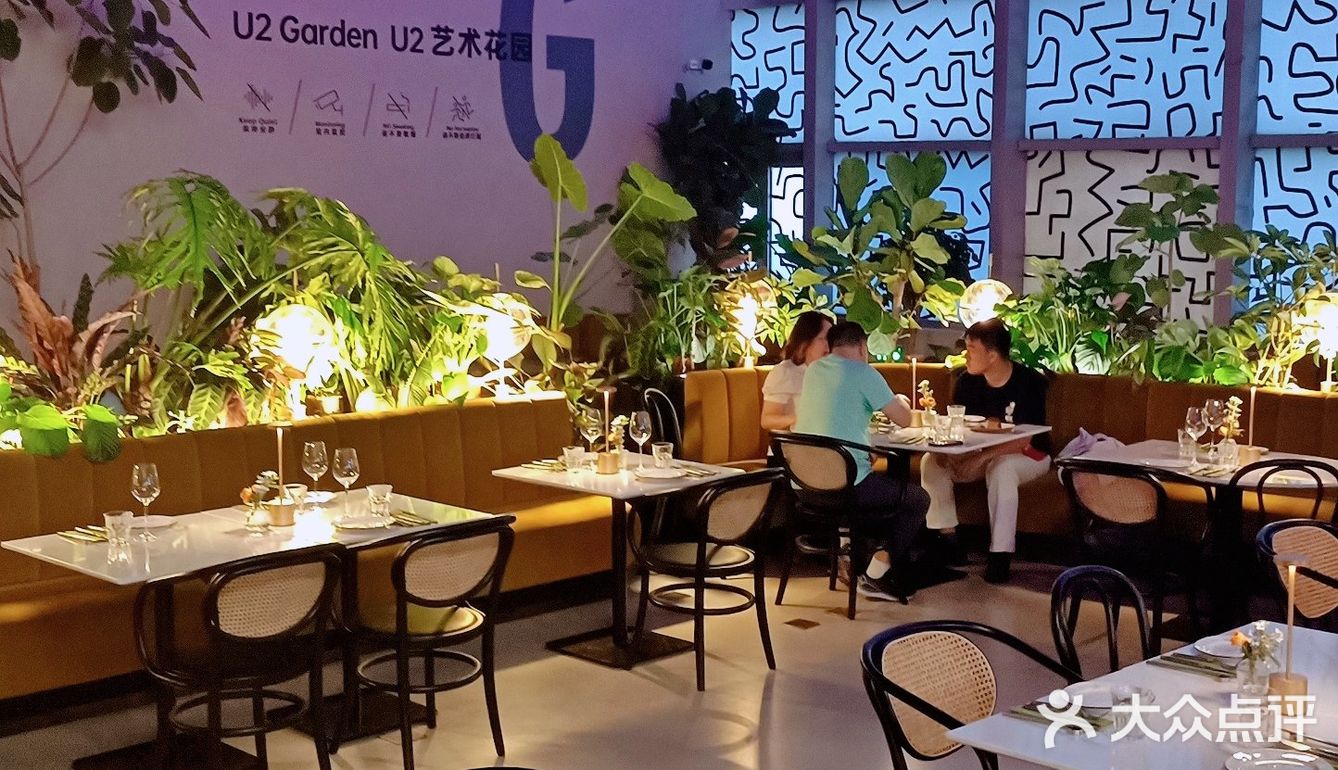 充满艺术感的绿植西餐厅