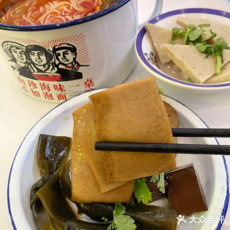 麻辣肥肠米线：成都街头的味蕾狂欢