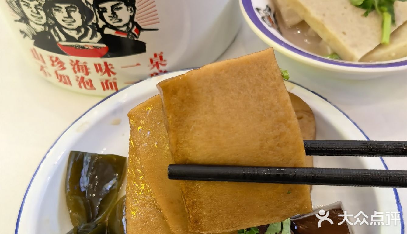 麻辣肥肠米线：成都街头的味蕾狂欢