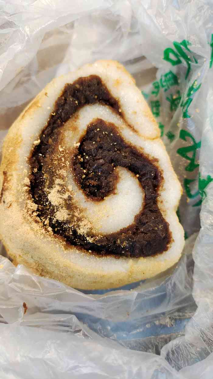 牛街洪记小吃店-"在牛街里相比对面的清真超市和聚宝源洪.