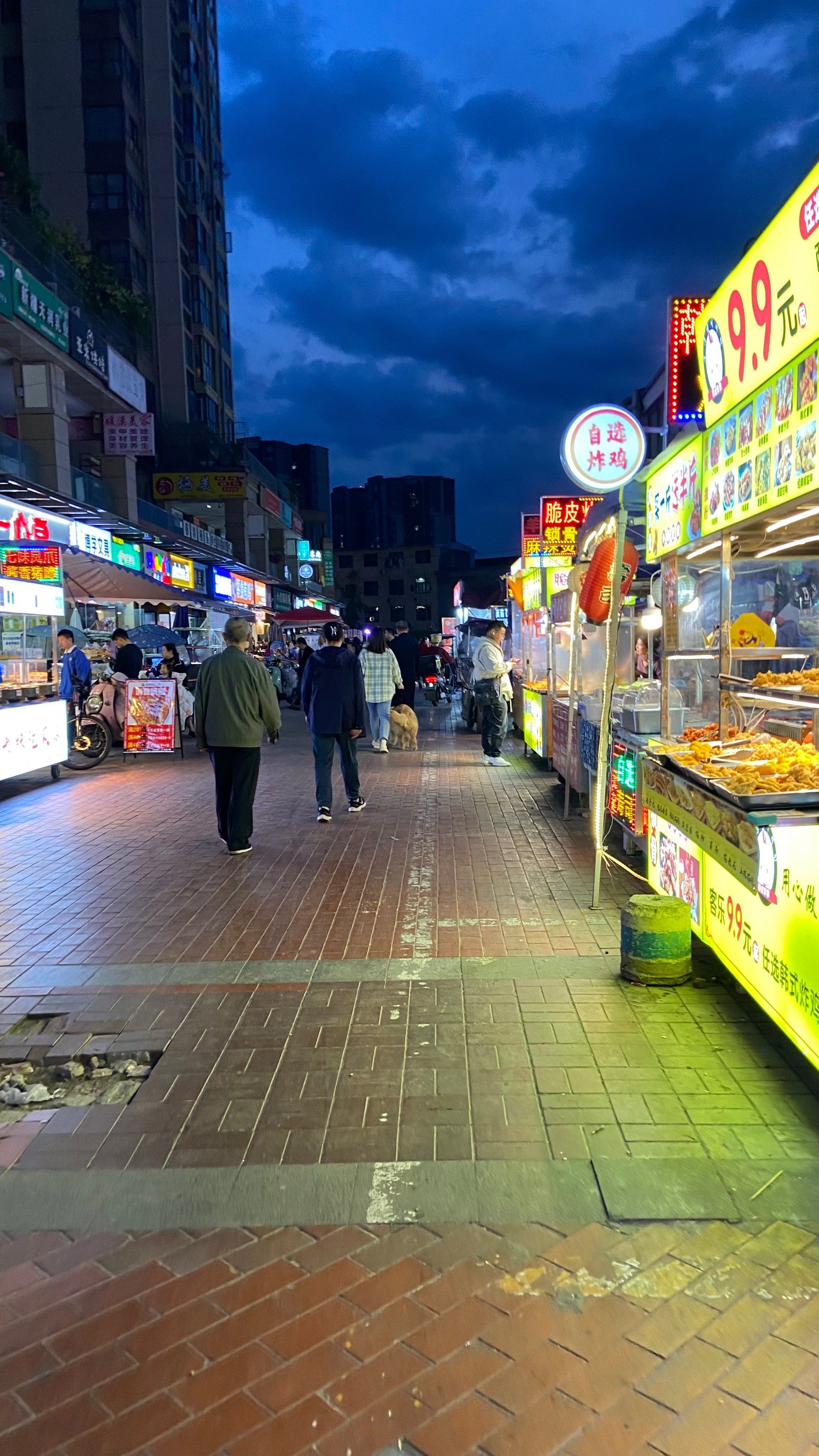 家门口的小吃街