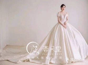 胸线包裹性很强，非常显胸型的一款婚纱