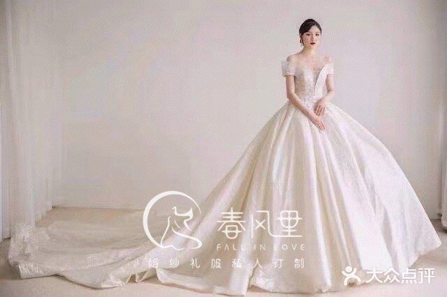 胸线包裹性很强,非常显胸型的一款婚纱