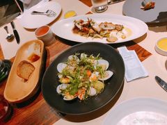 温热海鲜沙拉配牛油果-Mercato莫卡多露台餐厅与酒吧(K11店)