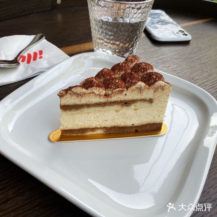 illy这里是一家超赞的外景玻璃拍摄咖啡店