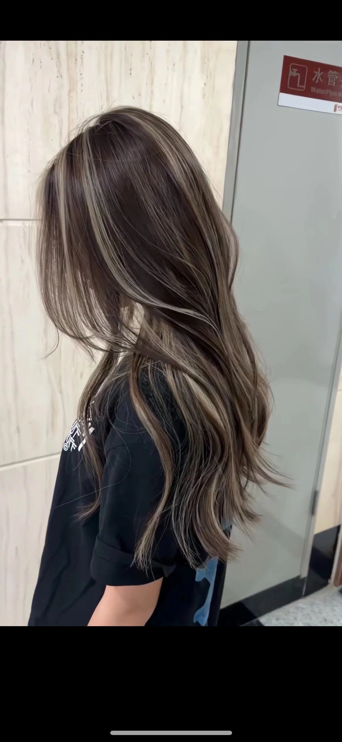 亚裔风挑染,个性时尚染发后的颜色保持了大概3周,期间没有明显褪色,但