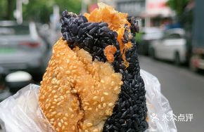 Glutinous Rice Balls with Black Rice and Half a Fried Dough Stick