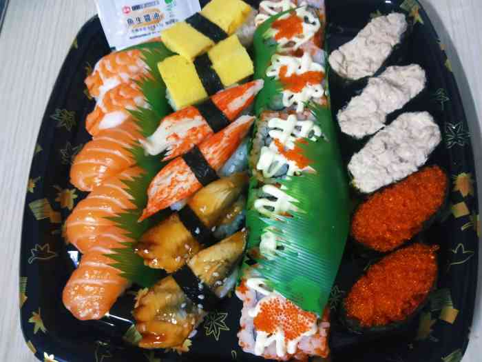 吉之岛一楼的寿司,每到晚上七点都会打折,下班经过,刚刚好,入手一盒