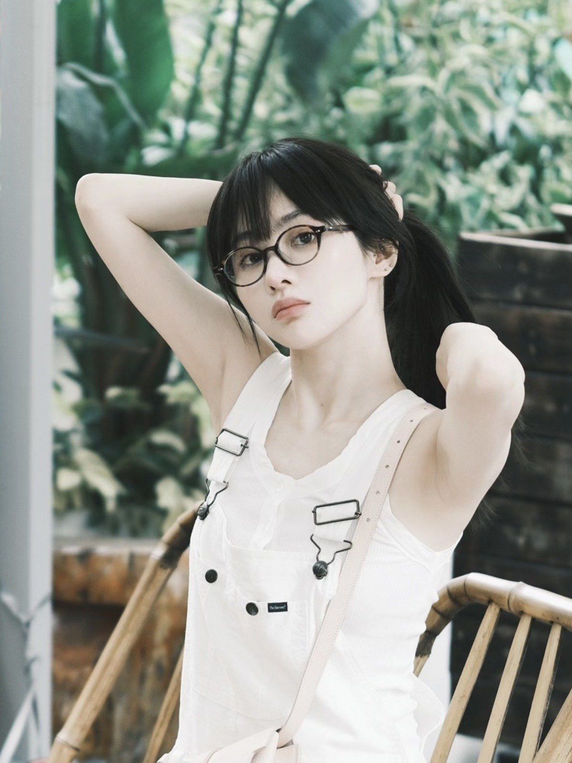 小圆眼镜和齐刘海超搭配的