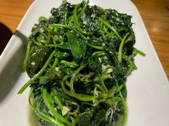 -帅巴人舅母子腊蹄民俗村