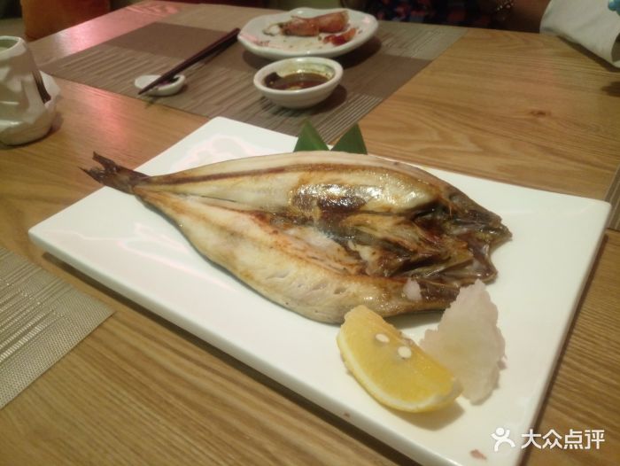 云之园日本料理岩烤开片鱼图片