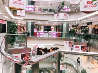 地铁2，3，4号线都到，位于长宁区中心段，人流量大