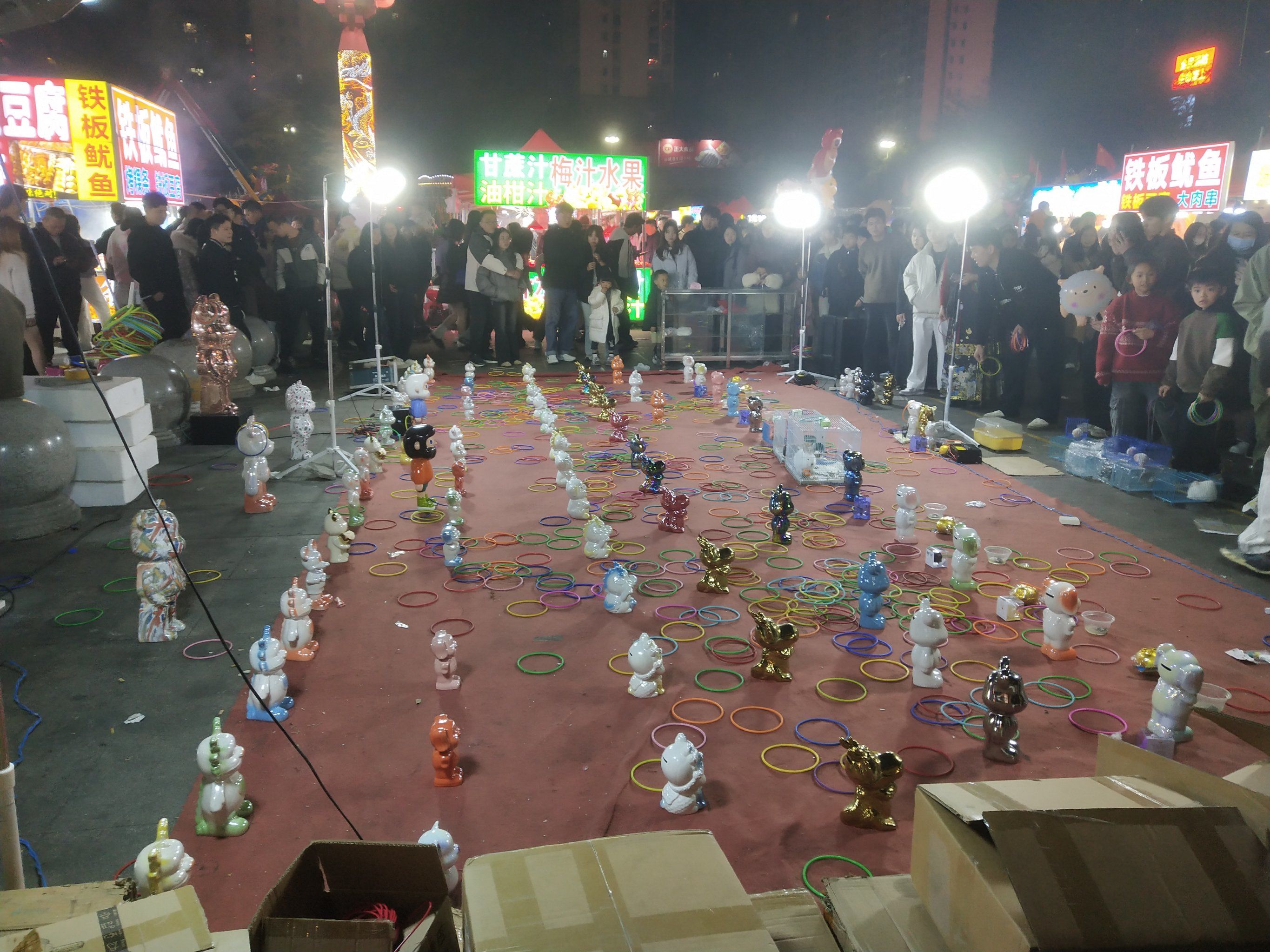 新年里街道上各种套圈应有尽有