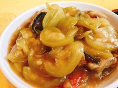 酸瓜焖鲨鱼-东方之猪四更烤乳猪(金垦总店)