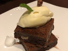 黑巧克力布朗尼配香草冰激凌-北京华彬费尔蒙酒店·刃餐厅