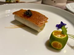 鱼子酱配脆皮烤乳猪-广州文华东方酒店·江-由辉师傅主理