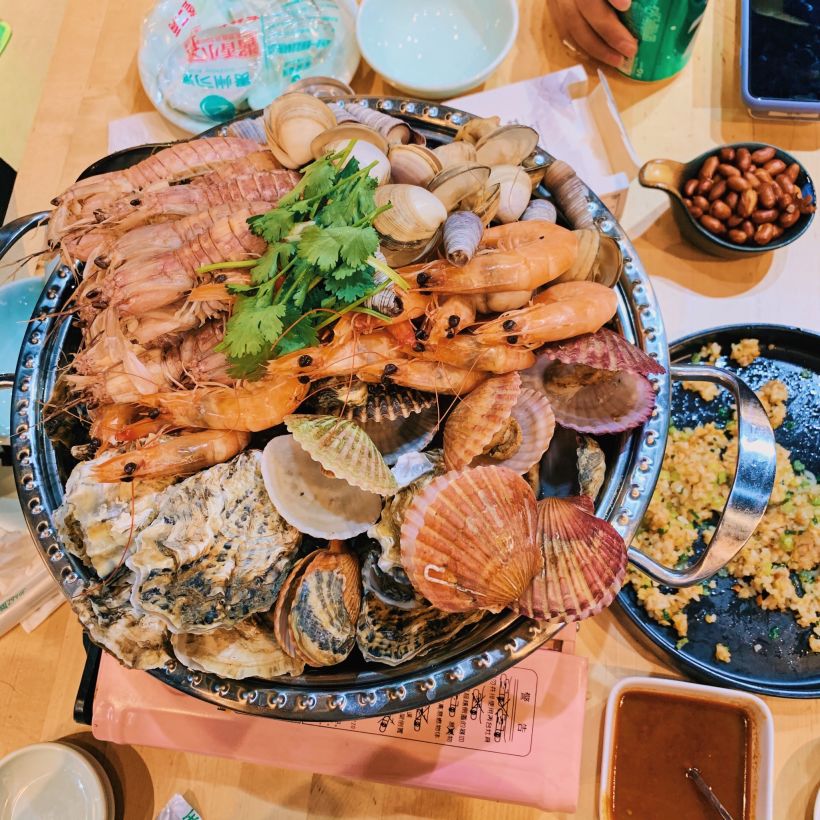 「蒸汽海鲜」满满一大锅海鲜,里面有:生蚝,红贝,皮皮虾,对虾,淡菜,白