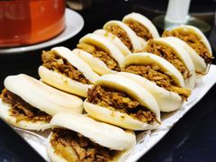 一口香肉夹馍-東舍食唐精品陕菜馆