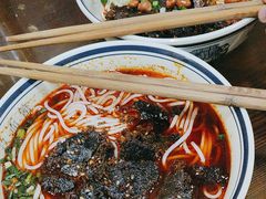 招牌红油牛肉粉-向东街老玖面馆总店