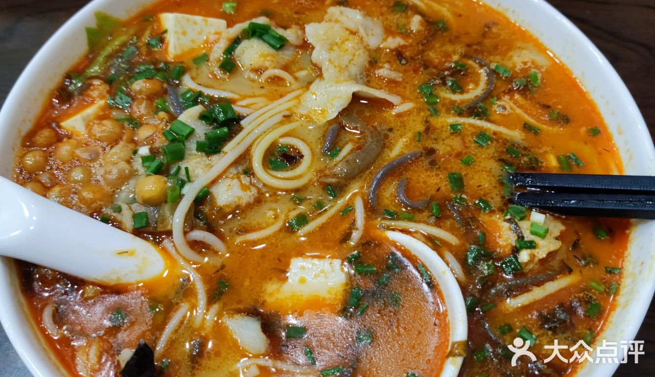 店里还酸菜鱼饭,小吃喝奶茶